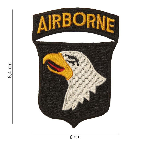 442304 1051 75 01 <p>Dit hoogwaardige embleem van de 101st Airborne Division, ook wel bekend als de "Screaming Eagles", is vervaardigd van duurzame stof en perfect voor het bevestigen op kleding of uitrusting. Met een rijke geschiedenis die teruggaat tot de Tweede Wereldoorlog, staat dit embleem symbool voor de elite luchtlandingscapaciteiten van het Amerikaanse leger. Voeg een stukje militaire historie toe aan uw verzameling met dit unieke embleem.</p>