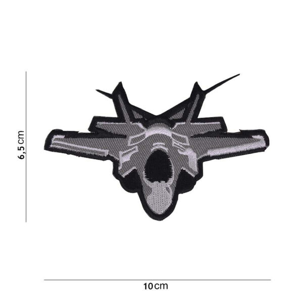 442304 3288 75 442304 3288 75 01 <p>Voeg een vleugje militaire stijl toe aan je outfit met het Embleem stof F-35 Fighter Jet #1038. Dit hoogwaardige embleem is vervaardigd van stevig stof en toont een gedetailleerde afbeelding van de iconische F-35 Fighter Jet, vergezeld van bijpassende tekst. Verkrijgbaar in diverse kleuren, is dit embleem perfect voor fans van luchtvaart en militairen of voor iedereen die zijn of haar liefde voor de luchtmacht wil uitdragen. Een must-have accessoire voor elke outdoor- of militaire kledingkast!</p>