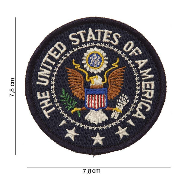 442304 696 75 01 <p>Het Embleem stof United States of America (eagle) #3012 is een prachtig en gedetailleerd embleem dat de trots en kracht van de Verenigde Staten symboliseert. Dit hoogwaardige embleem is vervaardigd van duurzame stof en is beschikbaar in diverse kleuren, waardoor het perfect is voor het personaliseren van kleding, tassen of uitrusting. Met zijn iconische afbeelding van de Amerikaanse adelaar en bijpassende tekst voegt dit embleem een vleugje patriotisme toe aan uw outfit. Ideaal voor zowel militaire als outdoor liefhebbers.</p>