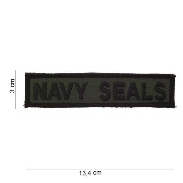 442304 740 75 01 <p>Dit hoogwaardige embleem van stof, geïnspireerd op de legendarische Navy Seals, is een perfecte aanvulling voor elke outdoorkleding of militaire uitrusting. Met de opvallende streep en duidelijke tekst is het embleem niet alleen een symbool van kracht en vastberadenheid, maar ook een stijlvolle accessoire. Verkrijgbaar in diverse kleuren, biedt het de mogelijkheid om je persoonlijke stijl uit te drukken. Voeg dit unieke embleem toe aan je collectie en laat zien dat je de geest van de Navy Seals omarmt.</p>