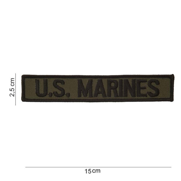 442304 742 75 01 <p>Dit hoogwaardige embleem van de US Marines is vervaardigd van stevig stof en beschikt over een opvallende streepdesign. Met diverse kleuren beschikbaar, is dit embleem ideaal voor het personaliseren van kleding, rugzakken of andere uitrusting. Het is een perfect accessoire voor zowel militaire enthousiastelingen als outdoor liefhebbers die trouw willen blijven aan de maritieme tradities.</p>