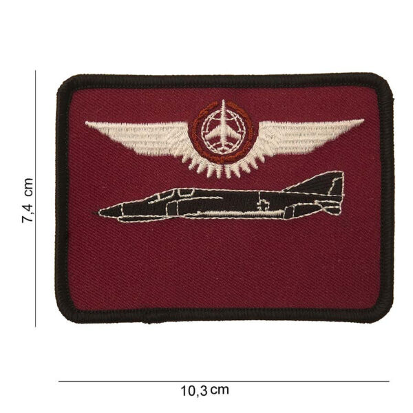 442304 745 75 01 <p>Ontdek het unieke Embleem stof jet fighter #3001, perfect voor de liefhebber van luchtvaart en militaire uitrusting. Dit hoogwaardige embleem is vervaardigd van stevig stof en beschikt over een opvallende tekst en afbeelding die de geest van de jetfighter vastlegt. Verkrijgbaar in diverse kleuren, voegt dit embleem een persoonlijke touch toe aan uw kleding of uitrusting. Een must-have voor elke verzamelaar of enthousiaste outdoor liefhebber!</p>