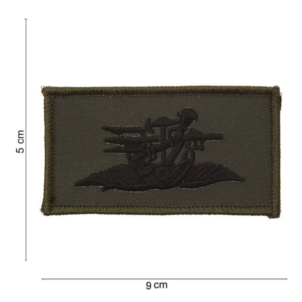 442304 746 75 01 <p>Ontdek het Embleem stof Seal team subdued #3006, een hoogwaardige patch met een gedetailleerde afbeelding en tekst. Dit embleem is perfect voor het personaliseren van jassen, tassen of andere uitrusting en voegt een stoere uitstraling toe aan uw outfit. Verkrijgbaar in diverse kleuren, biedt het de mogelijkheid om uw stijl aan te passen. Gemaakt van duurzame materialen, is dit embleem een must-have voor iedere militaire en outdoor liefhebber.</p>