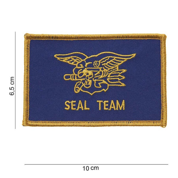 442304 747 75 01 <p>Voeg een vleugje militair karakter toe aan je outfit met het Embleem stof Seal team (goud) #3019. Dit hoogwaardige embleem is vervaardigd van duurzaam stof en is voorzien van een gedetailleerde afbeelding en tekst. Perfect voor het personaliseren van kleding of uitrusting, dit embleem is verkrijgbaar in diverse kleuren en biedt een unieke uitstraling voor elke gelegenheid. Maak je look compleet met dit stoere en opvallende embleem.</p>