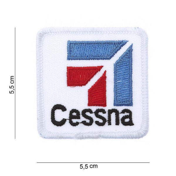 442304 833 75 01 <p>Het Cessna embleem in stof (wit) #5057 is perfect voor het personaliseren van kleding en accessoires. Dit hoogwaardige embleem met een stijlvolle tekst en afbeelding voegt een unieke touch toe aan uw outfit. Gemaakt van duurzaam materiaal, is het embleem eenvoudig aan te brengen en beschikbaar in diverse kleuren. Een must-have voor elke liefhebber van luchtvaart en outdoor avonturen.</p>