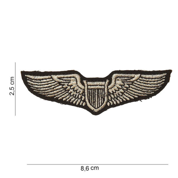 442304 897 75 01 <p>Het Embleem stof US pilot wing #3050 is een prachtig en authentiek embleem dat perfect is voor elke militaire of outdoor verzamelaar. Gemaakt van hoogwaardig stof, dit embleem toont trots de iconische US pilot wing en is beschikbaar in diverse kleuren. Met zijn veelzijdige ontwerp is het ideaal om te bevestigen op jassen, tassen of andere uitrusting. Voeg een uniek stukje geschiedenis toe aan je collectie met dit stijlvolle en herkenbare embleem.</p>