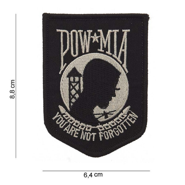 442304 908 75 01 <p>Ontdek ons hoogwaardige Embleem stof POW MIA in zwart (#5042), perfect voor het personaliseren van uw militaire en outdoor uitrusting. Dit kwalitatieve embleem is vervaardigd van duurzame stof en is voorzien van een krachtige tekst/afbeelding die de moed en opoffering van POW/MIA-soldaten symboliseert. Met zijn veelzijdige ontwerp past het embleem perfect op jasjes, rugzakken of andere uitrusting. Maak een statement en eer de herinnering aan de helden die voor ons hebben gestreden.</p>