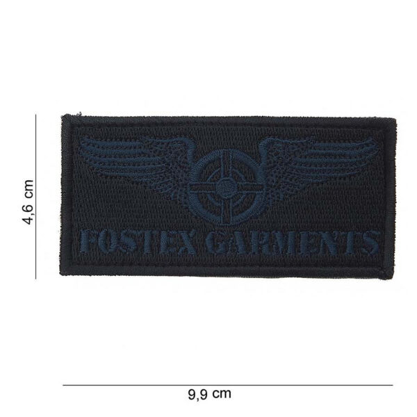 442304 999 75 01 <p>Het Fostex Garments embleem in de kleur blauw (#5011) is een stijlvolle en veelzijdige toevoeging aan uw militaire of outdoor uitrusting. Dit hoogwaardige embleem van stof is voorzien van een opvallende tekst en afbeelding, perfect voor het personaliseren van kleding of gear. Met verschillende beschikbare kleuren biedt het embleem tal van mogelijkheden om uw outfit te verfraaien. Maak een statement met dit unieke embleem en geef uw uitrusting een persoonlijke touch.</p>