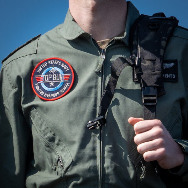 442306 1068 75 03 <p>Breng een stukje geschiedenis in huis met het Embleem stof Top Gun fighter weapons school #5024. Dit hoogwaardige embleem is vervaardigd van duurzaam materiaal en toont trots de iconische tekst en afbeelding van de beroemde Top Gun fighter weapons school. Verkrijgbaar in diverse kleuren, is dit embleem een perfecte aanvulling voor op jouw kleding of tas. Voeg een vleugje stijl en avontuur toe aan je outfit met dit unieke item.</p>