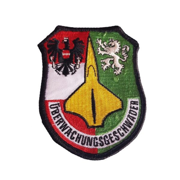 442306 799 75 01 <p>Dit hoogwaardige embleem van de Oostenrijkse Luchtmacht, model uberwachungsges. 11701 #3087, is een must-have voor elke militaire verzamelaar of outdoor enthusiast. Gemaakt van duurzame stof en beschikbaar in diverse kleuren, voegt dit embleem niet alleen een authentiek accent toe aan je uitrusting, maar benadrukt ook je verbondenheid met de luchtmacht. Perfect voor op uniformen, tassen of als decoratie. Een uniek stuk dat vakmanschap en militaire geschiedenis samenbrengt.</p>