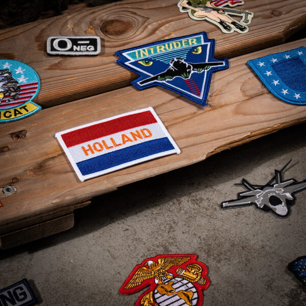 442306 881 75 02 <p>Ontdek het Embleem stof intruder #4042, een hoogwaardige en veelzijdige toevoeging aan uw militaire of outdoor uitrusting. Dit embleem, ontworpen met een opvallende tekst en afbeelding van duurzaam stof, is verkrijgbaar in diverse kleuren. Perfect voor het personaliseren van uw gear, geeft dit embleem niet alleen stijl, maar ook een unieke uitstraling. Voeg een touch van karakter toe aan uw outfit met dit stevige en trendy embleem.</p>