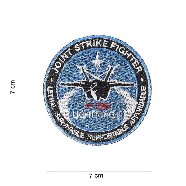 442306 1064 75 01 <p>Het grote Joint Strike Fighter embleem #5021 is een hoogwaardige stoffen patch die perfect is voor het personaliseren van uw militaire of outdoor uitrusting. Dit embleem, beschikbaar in diverse kleuren, toont een gedetailleerde afbeelding met bijbehorende tekst. Het is een ideale keuze voor iedereen die zijn of haar liefde voor de luchtvaart en militaire technologie wil uitdragen. Voeg dit indrukwekkende embleem toe aan uw collectie en maak een statement!</p>