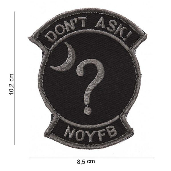 442306 3209 75 01 <p>Voeg een unieke touch toe aan je outfit met het Embleem stof 'don't ask' #5063. Dit hoogwaardige embleem van stof is voorzien van een opvallende tekst en afbeelding, perfect voor het personaliseren van jassen, tassen of andere kledingstukken. Verkrijgbaar in diverse kleuren, biedt dit embleem een eenvoudige manier om je stijl te versterken en een statement te maken. Maak je look compleet met dit opvallende accessoire!</p>