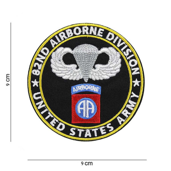442306 3275 99 01 <p>Dit hoogwaardige embleem van de 82nd Airborne Division, SKU 442306-3275, is vervaardigd van duurzame stof en toont trots de iconische afbeelding en tekst van deze legendarische luchtlandingsdivisie van het Amerikaanse leger. De 82nd Airborne, bekend om zijn parachute-operaties en strategische mobiliteit, is een symbool van moed en professionaliteit. Dit embleem is perfect voor militaire verzamelaars, outdoorenthousiastelingen en iedereen die de geschiedenis van de Amerikaanse strijdkrachten waardeert.</p>