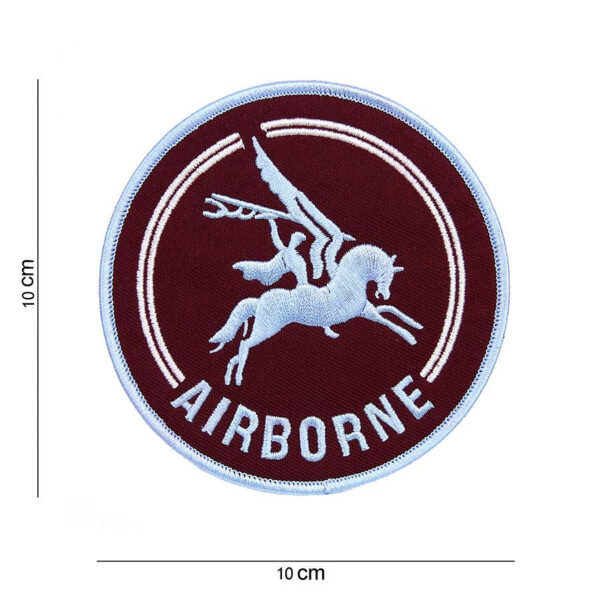 442306 3276 99 01 <p>Het Embleem stof Pegasus Airborne #3086 is een eerbetoon aan de Britse 1st Airborne Division, een eenheid die beroemd werd tijdens de Slag om Arnhem. Dit hoogwaardige embleem, met de iconische maroon rode en lichtblauwe Pegasus, is perfect voor het personaliseren van kleding of uitrusting. Het embleem symboliseert de moed en vastberadenheid van de paratroopers en glider units die tijdens Operation Market Garden vochten. Voeg dit unieke embleem toe aan uw collectie en draag bij aan de herinnering aan deze historische militaire eenheid.</p>