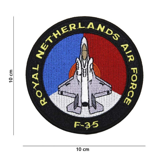 442306 3291 75 01 <p>Voeg een stukje geschiedenis toe aan uw collectie met het Embleem stof van de Koninklijke Luchtmacht, geïnspireerd op de F-35 (#5056). Dit hoogwaardige embleem is vervaardigd van duurzaam stof en is perfect voor het personaliseren van uw kleding of uitrusting. Met diverse kleuren beschikbaar, is het een veelzijdige keuze voor iedere luchtvaartliefhebber of militaire fan. Laat uw trots op de Koninklijke Luchtmacht zien met dit unieke embleem.</p>