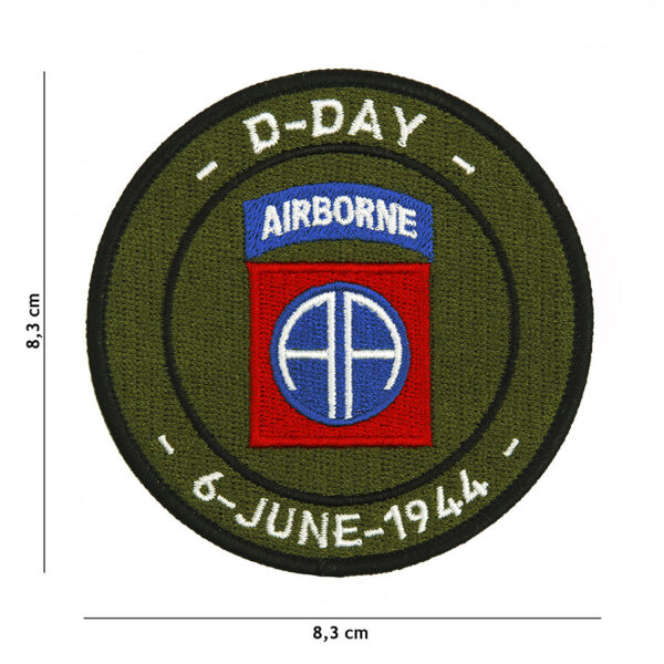 442306 3298 75 01 <p>Het D-Day embleem van de 82nd Airborne Division is een prachtig stoffen embleem dat de rijke geschiedenis en trots van deze elite eenheid van het Amerikaanse leger weerspiegelt. Deze divisie, bekend om haar parachute-activiteiten en strategische mobiliteit, speelde een cruciale rol in verschillende oorlogen, waaronder de Tweede Wereldoorlog. Met zijn iconische ontwerp en veelzijdige kleuren is dit embleem perfect voor verzamelaars en liefhebbers van militaire geschiedenis.</p>