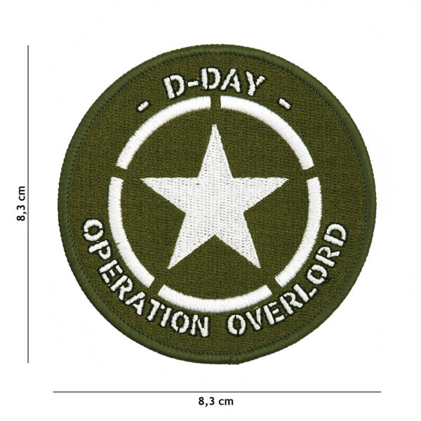 442306 3299 75 01 <p>Het Embleem stof D-Day Allied star #7108 is een historisch herkenningsteken dat de iconische ster van de geallieerde voertuigen uit de Tweede Wereldoorlog weergeeft. Dit hoogwaardige embleem is vervaardigd van duurzaam stof en is ideaal voor fans van militaire geschiedenis en verzamelobjecten. Het embleem symboliseert de moed en vastberadenheid van de geallieerde strijdkrachten tijdens belangrijke campagnes zoals D-Day. Voeg dit unieke embleem toe aan uw collectie of gebruik het voor het personaliseren van kleding en uitrusting.</p>