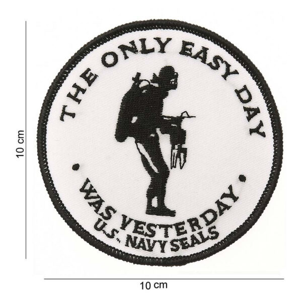 442306 685 75 01 <p>Voeg een stoere touch toe aan je outfit met het Embleem stof 'The Only Easy Day' in wit (#3081). Dit hoogwaardige embleem is vervaardigd van duurzaam stof en staat garant voor een lange levensduur. Perfect voor op kleding of als decoratie voor je uitrusting. Met zijn krachtige boodschap is dit embleem een must-have voor elke outdoor- en militaire liefhebber. Beschikbaar in diverse kleuren, zodat je altijd de juiste uitstraling kunt creëren.</p>