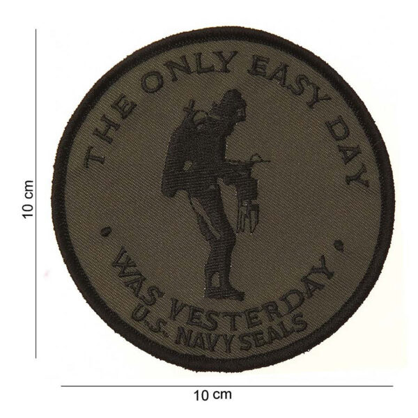 442306 686 75 01 <p>Dit stoere embleem met de tekst 'The Only Easy Day' is vervaardigd van hoogwaardig stof en biedt een krachtige uitstraling voor elke militaire of outdoor liefhebber. De groene kleur maakt het embleem veelzijdig en eenvoudig te combineren met verschillende outfits. Dit embleem is perfect voor op een jas, tas of als onderdeel van je persoonlijke uitrusting. Laat zien wie je bent met dit unieke accessoire dat niet alleen stijlvol is, maar ook een statement maakt.</p>