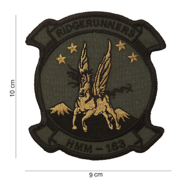 442306 706 75 01 <p>Het Embleem stof HMM-163 #3071 is een hoogwaardige, veelzijdige patch met een unieke tekst en afbeelding. Gemaakt van duurzaam materiaal, is dit embleem perfect voor het personaliseren van uw kleding of uitrusting. Verkrijgbaar in diverse kleuren, biedt het een stijlvolle aanvulling voor iedere outdoor- of militaire outfit. Voeg een persoonlijk accent toe aan uw gear met dit opvallende embleem.</p>