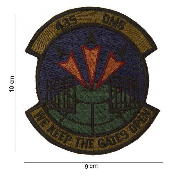 442306 711 75 01 <p>Het Embleem stof 435 oms #3076 is een veelzijdig en stijlvol embleem met een unieke tekst en afbeelding, perfect voor het personaliseren van uw militaire of outdoor uitrusting. Dit hoogwaardige embleem, verkrijgbaar in diverse kleuren, voegt een vleugje karakter toe aan jassen, rugzakken en meer. Met zijn duurzame stof is het embleem niet alleen visueel aantrekkelijk, maar ook bestand tegen de elementen. Geef uw gear een persoonlijke touch met dit bijzondere embleem.</p>