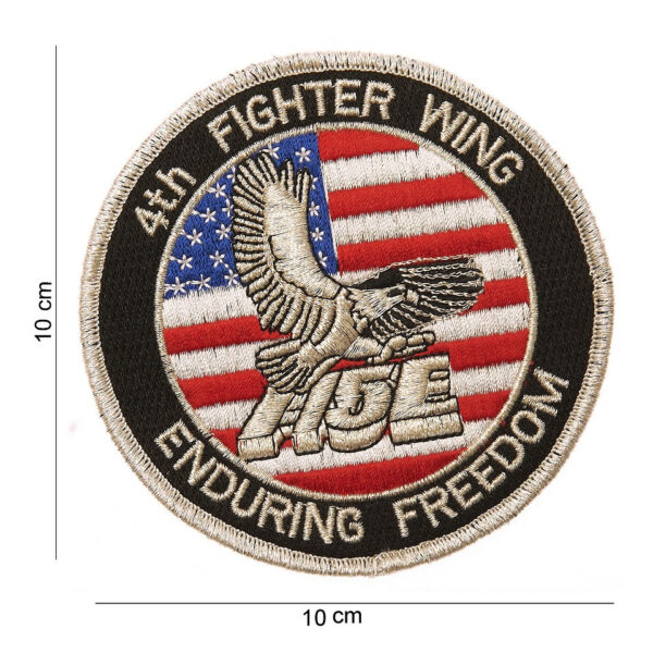 442306 720 75 01 <p>Dit hoogwaardige embleem van de 4th Fighter Wing (#3084) is vervaardigd van duurzaam stof en is een perfecte aanvulling voor elke militaire of outdoor outfit. Met zijn opvallende ontwerp en diverse kleurmogelijkheden, biedt het embleem niet alleen stijl, maar ook een gevoel van trots en verbondenheid. Ideaal voor op kleding, tassen of als verzamelobject voor liefhebbers van militaire geschiedenis. Voeg dit unieke embleem toe aan jouw collectie en laat jouw passie voor de luchtvaart zien.</p>