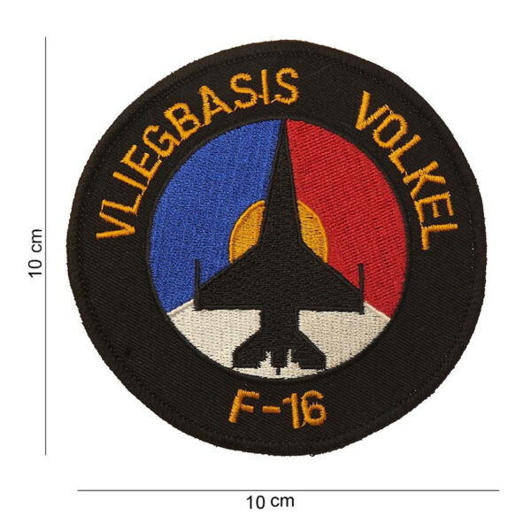 442306 728 75 01 <p>Dit hoogwaardige embleem van de vliegbasis Volkel, met de iconische F-16 afbeelding en tekst, is vervaardigd van stevig stof en perfect voor elke luchtvaartliefhebber of militaire fan. Verkrijgbaar in diverse kleuren, voegt dit embleem een stijlvolle en authentieke touch toe aan je kleding of uitrusting. Voeg een stukje Nederlandse luchtvaartgeschiedenis toe aan je collectie met dit unieke embleem.</p>