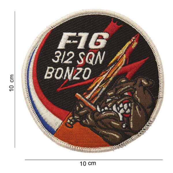 442306 768 75 01 <p>Dit F-16 312 SQN bonzo embleem van stof is een must-have voor elke luchtvaartliefhebber en verzamelaar. Met zijn gedetailleerde ontwerp en herkenbare tekst is dit embleem perfect voor het personaliseren van je kleding of uitrusting. Verkrijgbaar in diverse kleuren, voegt het een unieke touch toe aan je outfit. Dit embleem is niet alleen een symbool van trots, maar ook van kwaliteit en vakmanschap. Voeg dit emblematische stuk toe aan je collectie en laat je passie voor de luchtvaart zien!</p>