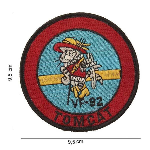 442306 784 75 01 <p>Voeg een vleugje stijl en karakter toe aan je outfit met het Embleem stof Tomcat VF-92 #4051. Dit hoogwaardige embleem is vervaardigd van duurzaam stof en toont een opvallende afbeelding met bijbehorende tekst, perfect voor fans van militaire en outdoor uitrusting. Verkrijgbaar in diverse kleuren, biedt dit embleem de mogelijkheid om je persoonlijke stijl te benadrukken. Ideaal voor het bevestigen op jassen, tassen of andere accessoires.</p>