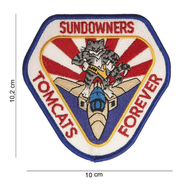 442306 787 75 01 <p>Het Embleem stof Tomcats forever sundowners #4060 is een prachtig en uniek accessoire voor elke militaire of outdoor liefhebber. Dit hoogwaardige embleem, vervaardigd van stevig stof, toont een opvallende afbeelding en tekst die de geest van de Tomcats vastlegt. Verkrijgbaar in diverse kleuren, is dit embleem perfect voor het personaliseren van kleding of uitrusting. Voeg een vleugje karakter toe aan je gear met dit stijlvolle en betekenisvolle embleem.</p>