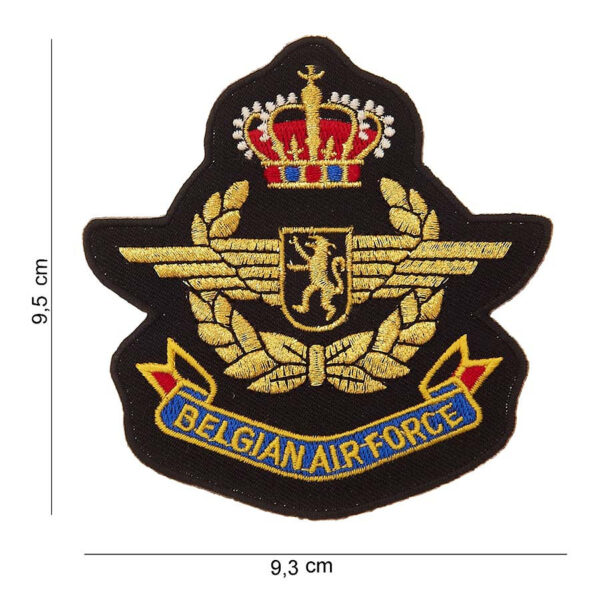 442306 790 75 01 <p>Voeg een stukje militaire trots toe aan je collectie met het Embleem stof Belgian Air Force #1003. Dit hoogwaardige embleem is vervaardigd van duurzaam stof en toont een gedetailleerde afbeelding met bijpassende tekst. Verkrijgbaar in diverse kleuren, is dit embleem perfect voor het personaliseren van kleding, tassen of andere uitrusting. Een must-have voor elke liefhebber van de Belgische luchtmacht of militaire geschiedenis.</p>