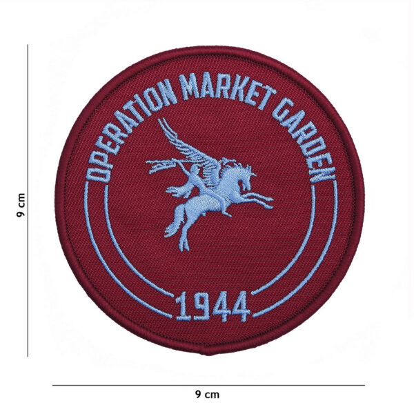 442306 8006 75 01 <p>Dit geborduurde embleem van Operatie Market Garden is vervaardigd van 100% stof en herdenkt de moedige acties van de geallieerde troepen in september 1944. Deze operatie, die gericht was op het veroveren van strategische bruggen in Nederland, blijft een belangrijk onderdeel van de geschiedenis van de Tweede Wereldoorlog. Het embleem is een mooie toevoeging voor verzamelaars en een eerbetoon aan de helden van deze tijd. Verkrijgbaar in diverse kleuren, maakt dit embleem een opvallende accessoire voor elke militaire of outdoor outfit.</p>