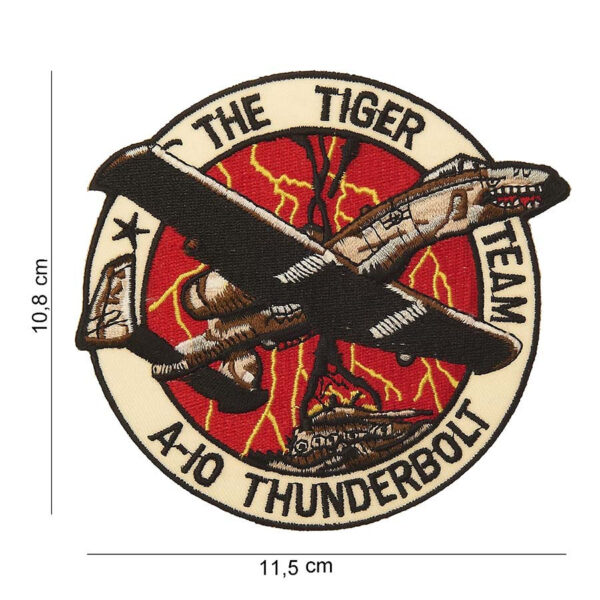 442306 800 75 01 <p>Maak een statement met het Embleem stof van het Tiger Team A-10 Thunderbolt #4070. Dit hoogwaardige embleem, voorzien van een gedetailleerde afbeelding en tekst, is perfect voor het personaliseren van jassen, tassen of andere outdooruitrusting. Verkrijgbaar in diverse kleuren, biedt dit embleem een unieke uitstraling voor iedere militaire en outdoor liefhebber. Voeg dit stijlvolle embleem toe aan uw collectie en laat uw passie voor avontuur zien.</p>