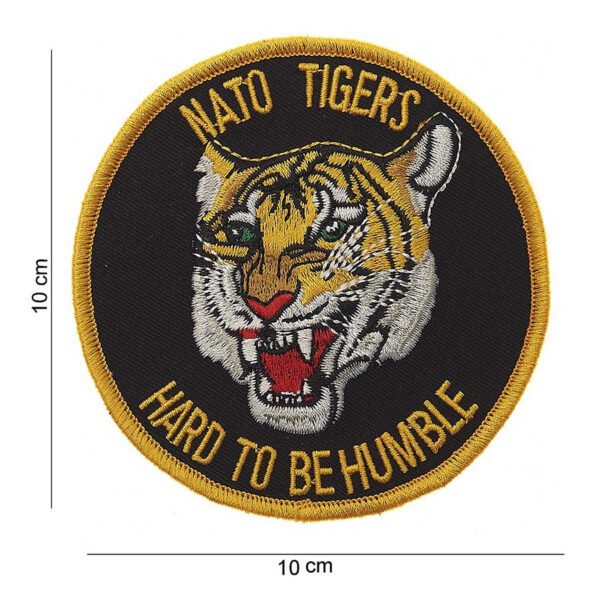 442306 824 75 01 <p>Ontdek het unieke Embleem stof NATO Tigers 'Hard to be Humble' #5034, een opvallend en karakteristiek accessoire voor iedere militaire en outdoor liefhebber. Dit hoogwaardige embleem is vervaardigd uit stevig stof en versierd met een krachtige tekst en afbeelding. Verkrijgbaar in diverse kleuren, maakt het een perfecte aanvulling op je uitrusting of kleding. Geef je stijl een stoere, militaire twist met dit iconische embleem.</p>
