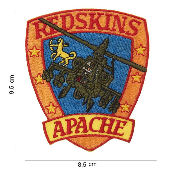 442306 854 75 01 <p>Het embleem stof redskins Apache #4085 is een kwalitatief hoogwaardig embleem met een unieke tekst en afbeelding, perfect voor het personaliseren van jouw militaire of outdoor uitrusting. Met diverse kleurmogelijkheden en een veelzijdig ontwerp, biedt dit embleem een stoere uitstraling en is het ideaal voor op kleding, tas of uitrusting. Voeg een vleugje karakter toe aan je gear met dit stijlvolle en duurzame embleem.</p>