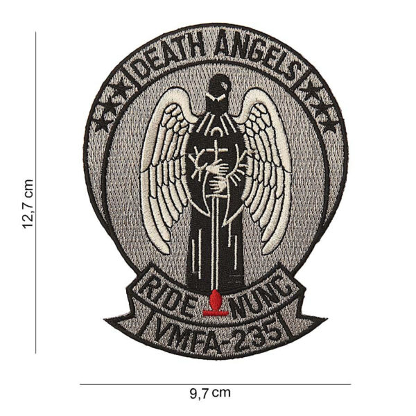 442306 867 75 01 <p>Het Embleem stof death angels VMFA-235 #4068 is een uniek en opvallend accessoire voor elke militaire en outdoor liefhebber. Dit hoogwaardige embleem, vervaardigd van duurzaam stof, toont een gedetailleerde afbeelding en tekst die de kracht en trots van de VMFA-235 uitdrukt. Verkrijgbaar in diverse kleuren, is dit embleem perfect voor het personaliseren van kleding, rugzakken of andere uitrusting. Voeg een stoer detail toe aan je outfit met dit veelzijdige embleem, dat niet alleen stijlvol is, maar ook een statement maakt.</p>