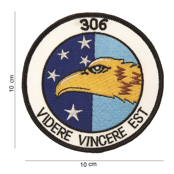 442306 885 75 01 <p>Het Embleem stof 306 videre vincere est #4002 is een prachtig ontworpen embleem met een krachtige boodschap. Dit hoogwaardige embleem van stof is perfect voor het personaliseren van uw uitrusting of kleding. Verkrijgbaar in diverse kleuren, voegt het niet alleen stijl toe, maar ook een inspirerende tekst die moed en doorzettingsvermogen uitstraalt. Dit embleem is geschikt voor iedereen die zijn of haar passie voor militaire en outdoor activiteiten wil uitdragen.</p>