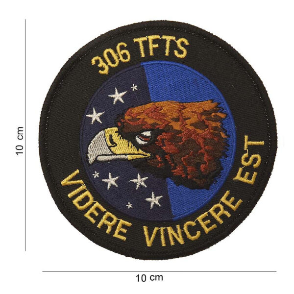 442306 888 75 01 <p>Het Embleem stof 306 TFTS 'videre vincere est' #4004 is een hoogwaardige en stijlvolle toevoeging aan uw collectie. Dit embleem, vervaardigd uit duurzaam stof, heeft een unieke tekst en afbeelding die perfect is voor het personaliseren van kleding of uitrusting. Beschikbaar in diverse kleuren, biedt dit embleem een uitstekende manier om uw militaire of outdoor gear een persoonlijke touch te geven.</p>