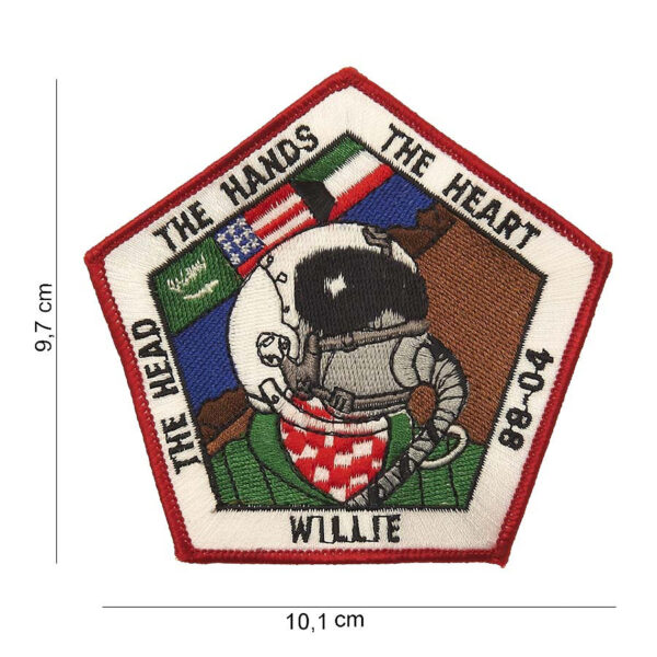 442306 890 75 01 <p>Het Embleem stof Willie 88-04 #4019 is een veelzijdig en stijlvol accessoire voor elke fanatieke outdoorliefhebber. Dit hoogwaardige embleem met tekst en afbeelding is vervaardigd van duurzame stof en is beschikbaar in diverse kleuren. Het biedt een unieke manier om je uitrusting of kleding te personaliseren en je passie voor avontuur te tonen. Perfect voor op jassen, rugzakken of andere textiel, dit embleem is een must-have voor iedereen die houdt van militaire en outdoor activiteiten.</p>
