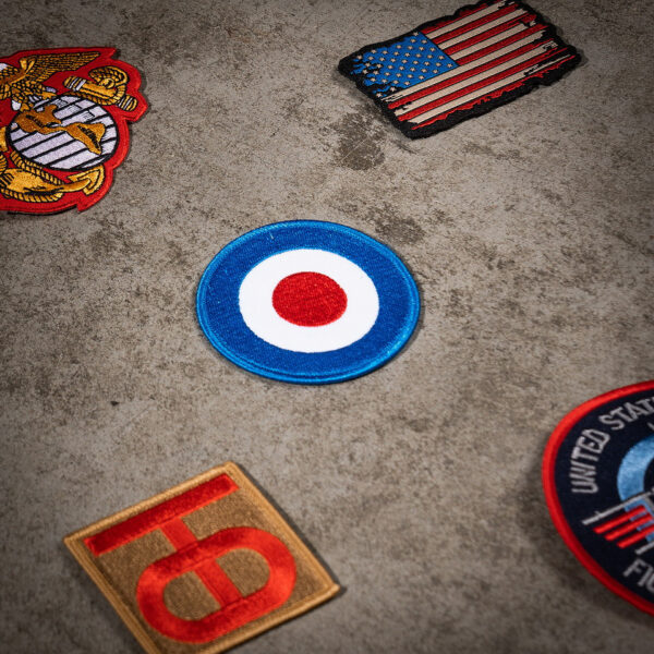 442307 3272 99 02 <p>Voeg een vleugje militaire stijl toe aan je outfit met het grote Air Force logo embleem. Dit hoogwaardige stoffen embleem toont het iconische rondel van de Britse luchtmacht, perfect voor het personaliseren van kleding, tassen of andere accessoires. Met een rijke geschiedenis die teruggaat tot 1915, is dit embleem niet alleen een decoratief element, maar ook een eerbetoon aan de trots en traditie van de luchtmacht. Een must-have voor elke militaire en outdoor liefhebber.</p>