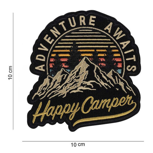 442307 8083 99 01 <p>Voeg een vleugje persoonlijkheid toe aan je uitrusting met het Embleem stof Happy camper #13045. Dit stijlvolle embleem is vervaardigd van hoogwaardig stof en voorzien van een handige klittenband achterzijde, waardoor je het eenvoudig kunt bevestigen op jassen, rugzakken of andere accessoires. Perfect voor de avontuurlijke buitenliefhebber of als leuk cadeau voor een vriend. Maak je outfit compleet met dit unieke embleem!</p>