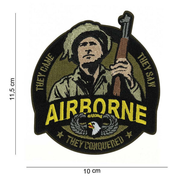 442307 8084 99 01 <p>Dit hoogwaardige embleem van de 101st Airborne soldaat is vervaardigd van duurzame stof en voorzien van een klittenband achterzijde, waardoor het eenvoudig te bevestigen is aan uw kleding of uitrusting. Perfect voor liefhebbers van militaire geschiedenis en outdoor activiteiten, dit embleem voegt een authentiek detail toe aan uw uitrusting. Met de iconische afbeelding en tekst straalt het trots en verbondenheid uit met de legendarische eenheid. Een must-have voor elke verzamelaar of militaire enthousiasteling.</p>