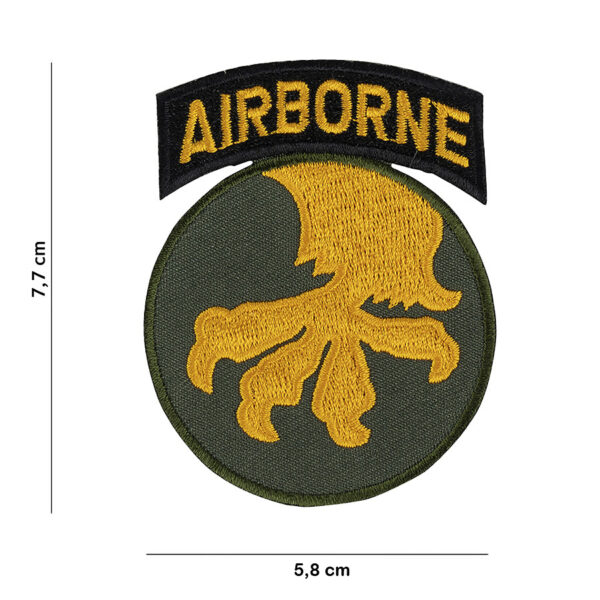 442307 8087 99 01 <p>Het Embleem stof van de 17th Airborne Division is een must-have voor elke militaire verzamelaar of fan van historische eenheden. Dit hoogwaardige embleem met tekst en afbeelding is vervaardigd uit duurzame stof en perfect voor het personaliseren van kleding of uitrusting. Voeg een stukje geschiedenis toe aan je collectie met dit unieke embleem dat de trots van de 17th Airborne Division vertegenwoordigt.</p>
