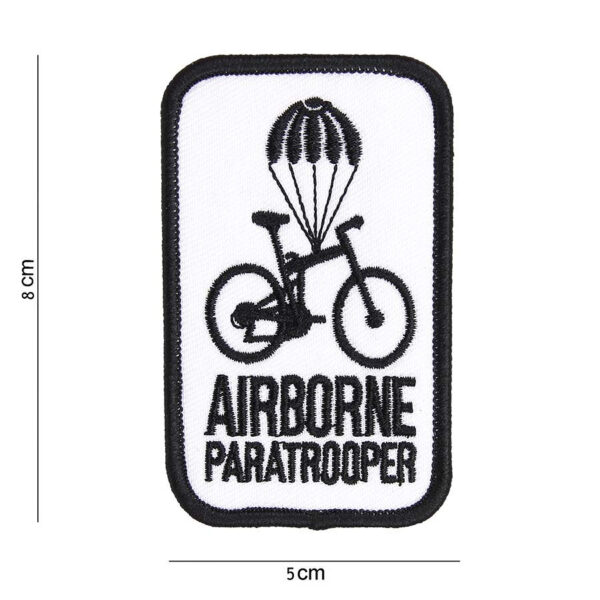 442307 3264 99 01 <p>Het Embleem stof Paratrooper in wit (#3088) is een hoogwaardige, duurzame patch met een opvallende tekst en afbeelding. Dit embleem, perfect voor militaire en outdoor fans, voegt een unieke touch toe aan je uitrusting of kleding. Gemaakt van stevig stof, is dit embleem zowel stijlvol als functioneel. Ideaal voor het personaliseren van jassen, tassen of andere accessoires. Een must-have voor iedereen die houdt van de paratrooper levensstijl.</p>