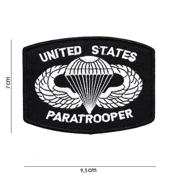 442307 3269 99 01 <p>Dit hoogwaardige embleem van stof toont de iconische afbeelding van de Amerikaanse parachutist, perfect voor het verfraaien van je uitrusting of kleding. Met de tekst ‘US Paratrooper’ voegt dit embleem een stoere en authentieke uitstraling toe. Ideaal voor militaire reenactments, verzamelaars of als uniek accessoire voor je outdoor outfit. Dit embleem is een must-have voor elke liefhebber van militaire geschiedenis.</p>