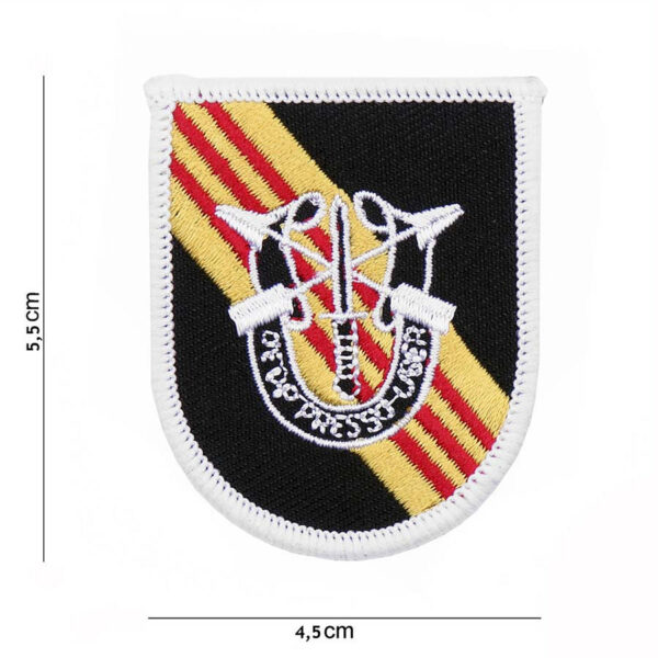 442307 3285 75 01 <p>Het Embleem stof Special Forces De Oppresso Liber #1057 is een opvallend en stijlvol embleem dat de geest van de Special Forces uitstraalt. Dit hoogwaardige embleem, vervaardigd uit stevig stof, is voorzien van een krachtige tekst en afbeelding die de boodschap van vrijheid en ondersteuning symboliseert. Verkrijgbaar in diverse kleuren, is dit embleem een perfecte aanvulling op uw militaire of outdoor uitrusting. Voeg een uniek accent toe aan uw outfit of gear met dit authentieke embleem.</p>