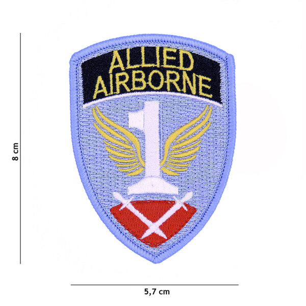 442307 8005 75 01 <p>Dit hoogwaardige embleem van stof herdenkt het First Allied Airborne Army, opgericht op 2 augustus 1944 onder leiding van generaal Dwight D. Eisenhower. Het embleem toont trots de geschiedenis van deze belangrijke geallieerde formatie, die alle luchtlandingstroepen in West-Europa controleerde tijdens de Tweede Wereldoorlog. Perfect voor verzamelaars en als eerbetoon aan de moedige soldaten die deelnamen aan cruciale operaties zoals Market-Garden en Varsity.</p>