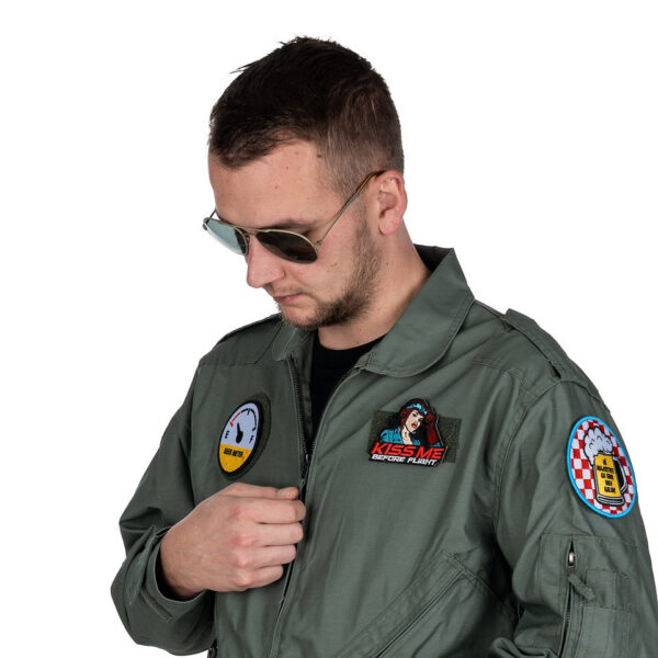 442314 8068 99 02 <p>Het Embleem stof Beer meter met klittenband #12033 is een veelzijdig en praktisch accessoire voor elke outdoor- of militaire uitrusting. Dit hoogwaardige embleem, vervaardigd uit duurzame stof, beschikt over een klittenbandsluiting aan de achterzijde, waardoor het eenvoudig te bevestigen is op kleding, rugzakken of andere uitrusting. Met zijn unieke ontwerp en functionaliteit is dit embleem niet alleen een aanvulling op uw uitrusting, maar ook een manier om uw persoonlijke stijl te uiten.</p>