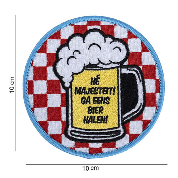 442314 8072 99 01 <p>Het Embleem stof 'Hé majesteit!' met klittenband #13014 is een opvallende toevoeging aan uw militaire of outdoor uitrusting. Dit hoogwaardige embleem is vervaardigd van stevig stof en is voorzien van klittenband aan de achterzijde, waardoor het eenvoudig te bevestigen is op jassen, rugzakken of andere uitrusting. Met zijn unieke tekst en afbeelding voegt dit embleem niet alleen karakter toe, maar ook een persoonlijk tintje aan uw gear. Ideaal voor zowel verzamelaars als actieve gebruikers.</p>